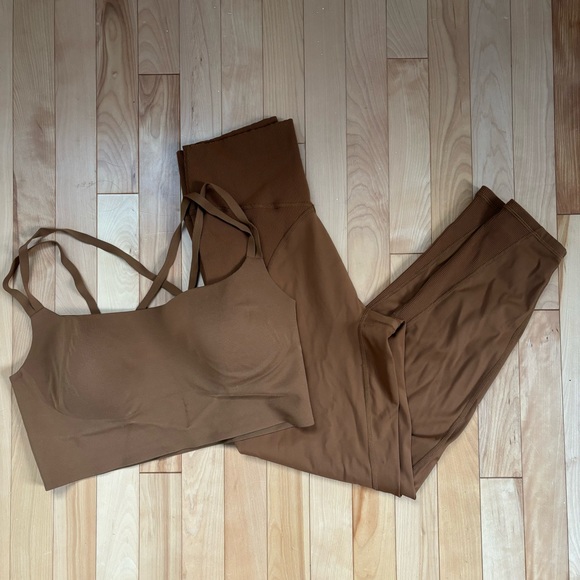 AERIES WORKOUT SET - Picture 1 of 6